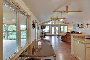 'bullfrog Bluff' Mountain View Cabin w/ Deck!