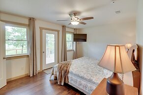 'bullfrog Bluff' Mountain View Cabin w/ Deck!