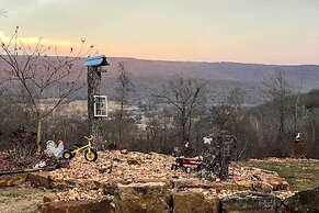 'bullfrog Bluff' Mountain View Cabin w/ Deck!