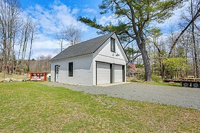 Hot Tub & Lake Access at Poconos Getaway!