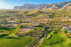 Gold Canyon Golfer's Getaway w/ Scenic Views!