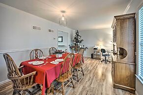 East Earl Retreat w/ Hot Tub < 4 Mi to Town!