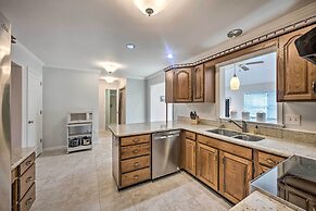 East Earl Retreat w/ Hot Tub < 4 Mi to Town!