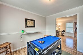 East Earl Retreat w/ Hot Tub < 4 Mi to Town!