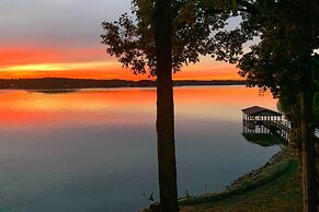 Dreamy Lake Norman Cottage w/ Panoramic Lake Views