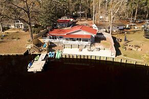 'the Grey Goose': Waterfront Home With Beach