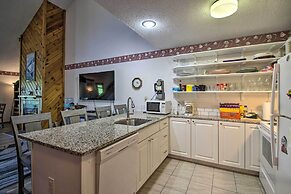 Resort Condo w/ Lake + Pool ~ 5 Mi to Flume Gorge!