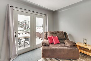 Charming Curtis House: Large Deck w/ Lake View!