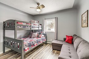Charming Curtis House: Large Deck w/ Lake View!