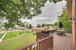 Charming Curtis House: Large Deck w/ Lake View!