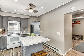 Charming Curtis House: Large Deck w/ Lake View!