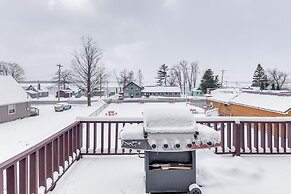 Charming Curtis House: Large Deck w/ Lake View!