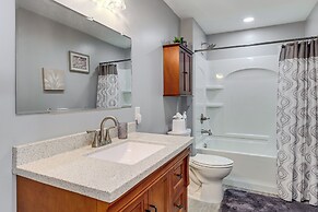Charming Curtis House: Large Deck w/ Lake View!
