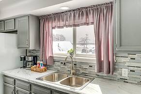 Charming Curtis House: Large Deck w/ Lake View!