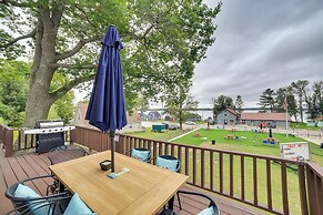 Charming Curtis House: Large Deck w/ Lake View!