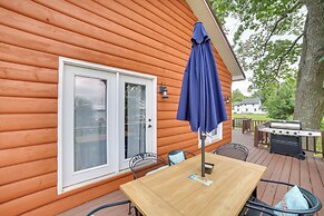 Charming Curtis House: Large Deck w/ Lake View!