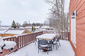 Charming Curtis House: Large Deck w/ Lake View!