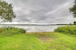 Charming Curtis House: Large Deck w/ Lake View!