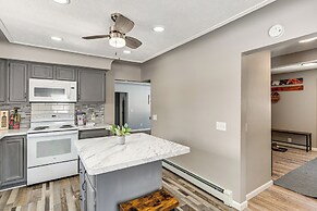 Charming Curtis House: Large Deck w/ Lake View!