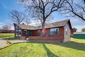 Incredible Log Home: 1 Mile From Lake Tenkiller