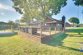 Incredible Log Home: 1 Mile From Lake Tenkiller