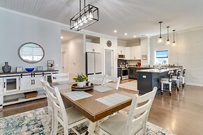 Walk to Downtown: Cozy Lenoir Apartment!