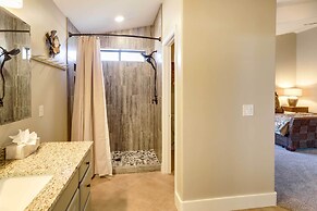 Deck & Indoor Pickleball Court: West Sedona Home!