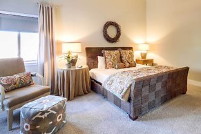 Deck & Indoor Pickleball Court: West Sedona Home!