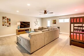 Deck & Indoor Pickleball Court: West Sedona Home!