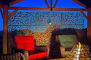 Deck & Indoor Pickleball Court: West Sedona Home!