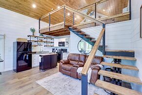 Greers Ferry Treehouse-style Cabin w/ Lake Access!