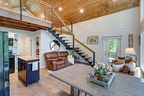 Greers Ferry Treehouse-style Cabin w/ Lake Access!