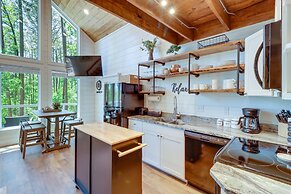 Greers Ferry Treehouse-style Cabin w/ Lake Access!