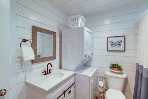 Greers Ferry Treehouse-style Cabin w/ Lake Access!