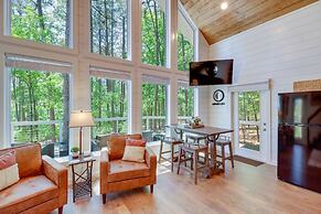 Greers Ferry Treehouse-style Cabin w/ Lake Access!