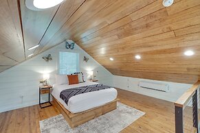 Greers Ferry Treehouse-style Cabin w/ Lake Access!
