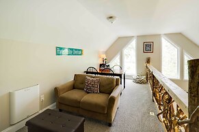 'greystone' Creekside Cabin: Hike, Fish & Explore!