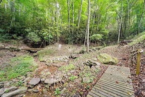 'greystone' Creekside Cabin: Hike, Fish & Explore!