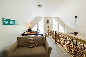 'greystone' Creekside Cabin: Hike, Fish & Explore!