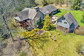 40-acre Ski Retreat w/ Hot Tub in Banner Elk!