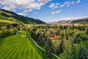 Townhome ~ 4 Mi to Beaver Creek & 8 Mi to Vail!