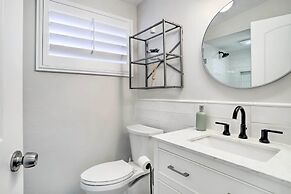 < 1 Mi to El Paseo: Cottage Oasis w/ Fire Pit