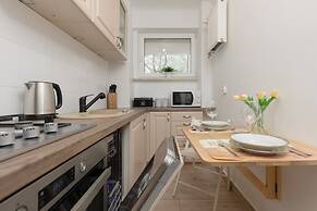 Elegant Warsaw Apartment by Renters