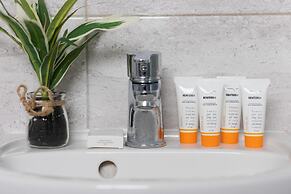 Elegant Warsaw Apartment by Renters