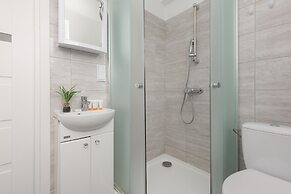 Elegant Warsaw Apartment by Renters