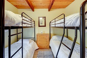 6 Mi to Lake Wallenpaupack: Poconos Getaway!