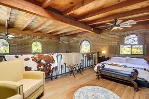 Eclectic Tucson Home 2 Mi to Saguaro National Park