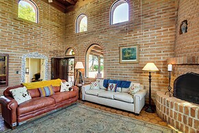 Eclectic Tucson Home 2 Mi to Saguaro National Park