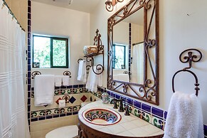 Eclectic Tucson Home 2 Mi to Saguaro National Park