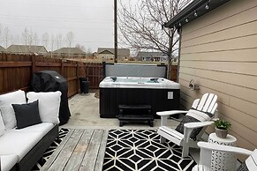 Townhome w/ Private Hot Tub, 8 Mi to Downtown